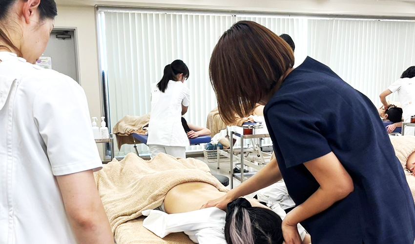オイルマッサージ実技指導の様子
